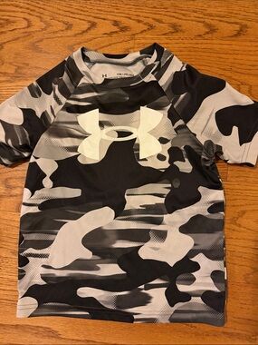 Under Armour Boys Gray & Black Camo Short Sleeve Performance Tee